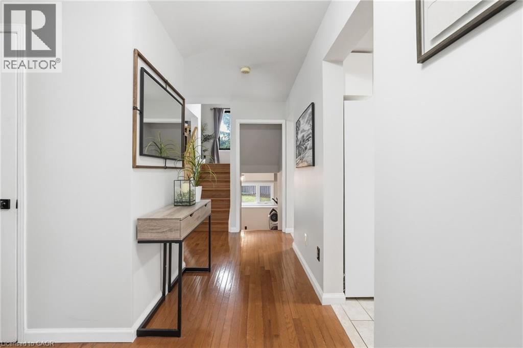 6 WOODCROFT Crescent, Waterdown, Ontario, L8B0H1 — Photo 4