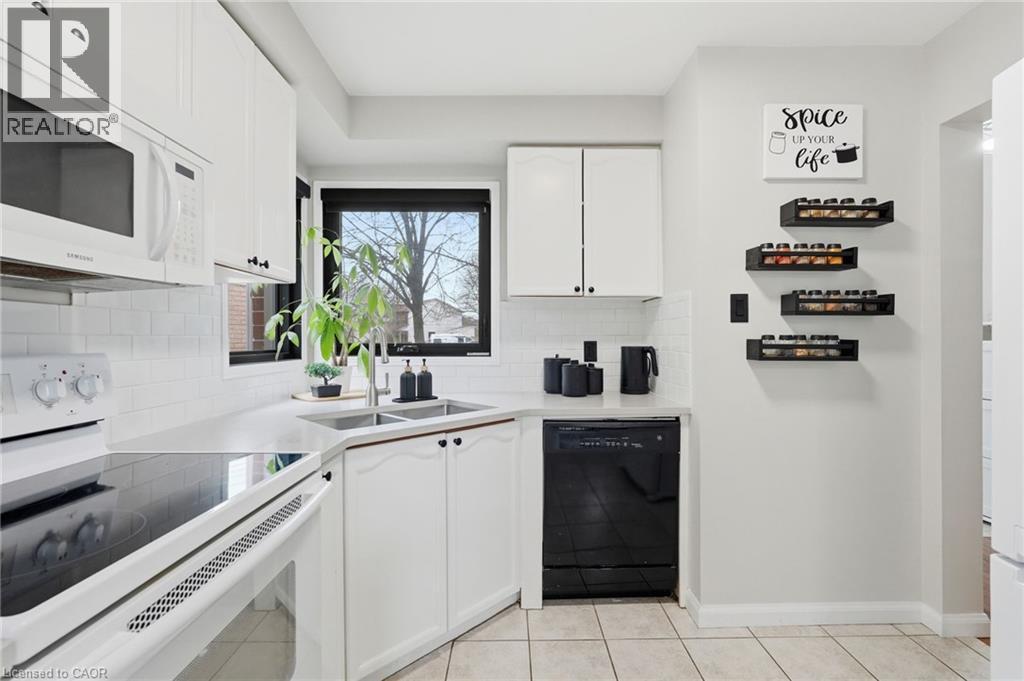 6 WOODCROFT Crescent, Waterdown, Ontario, L8B0H1 — Photo 5