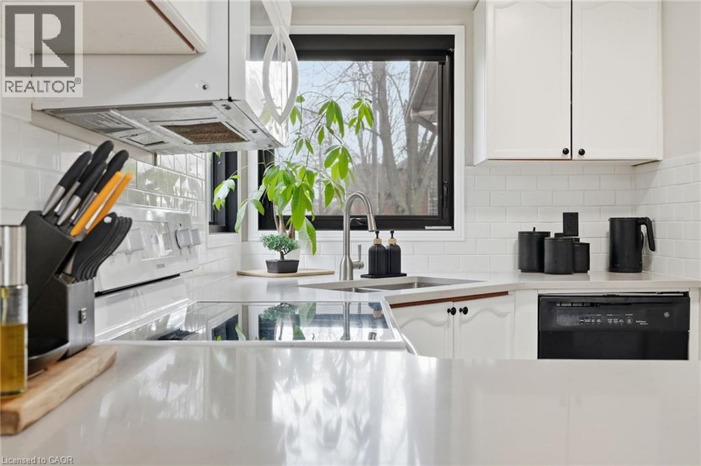 6 WOODCROFT Crescent, Waterdown, Ontario, L8B0H1 — Photo 6