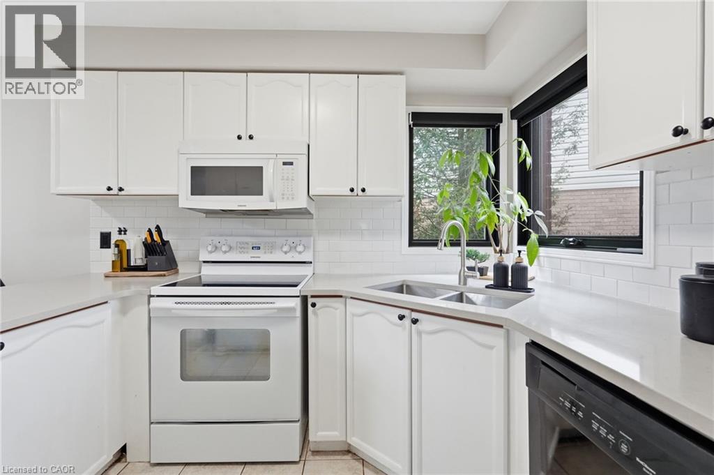 6 WOODCROFT Crescent, Waterdown, Ontario, L8B0H1 — Photo 7