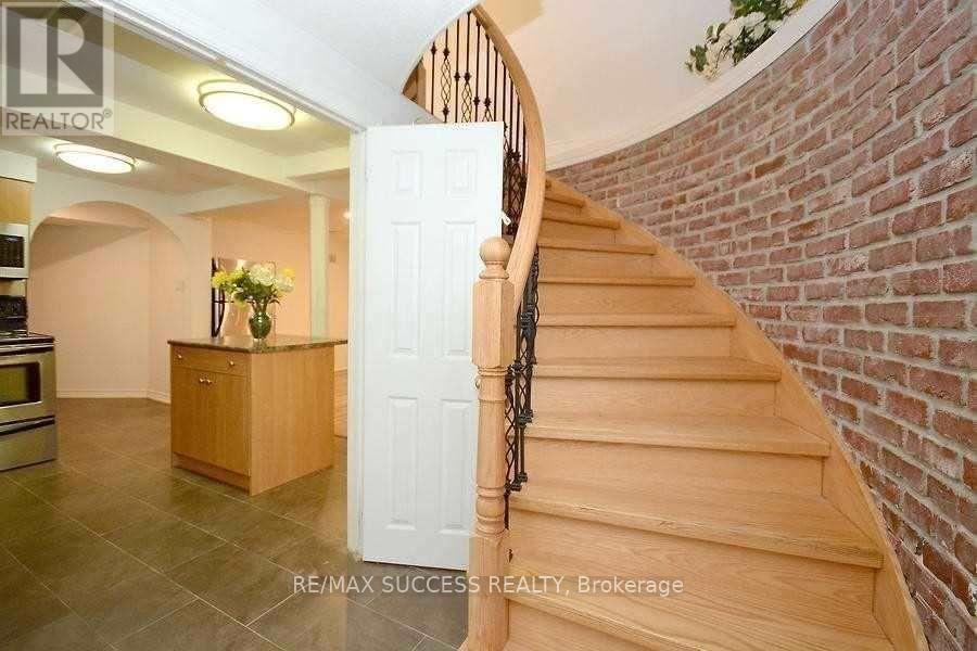 422 SILVERTHORNE CRESCENT, Mississauga (Hurontario), Ontario, L5R1W4 — Photo 2