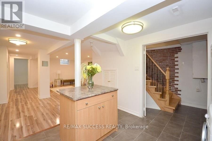 422 SILVERTHORNE CRESCENT, Mississauga (Hurontario), Ontario, L5R1W4 — Photo 3