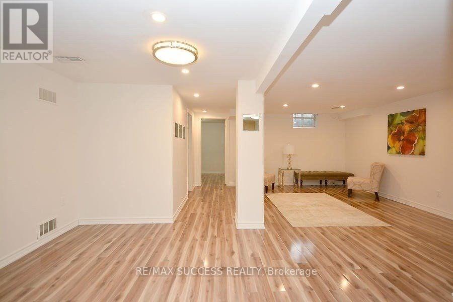 422 SILVERTHORNE CRESCENT, Mississauga (Hurontario), Ontario, L5R1W4 — Photo 4