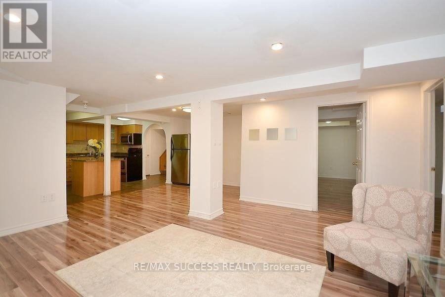 422 SILVERTHORNE CRESCENT, Mississauga (Hurontario), Ontario, L5R1W4 — Photo 8