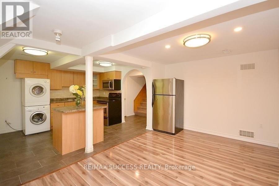 422 SILVERTHORNE CRESCENT, Mississauga (Hurontario), Ontario, L5R1W4 — Photo 9