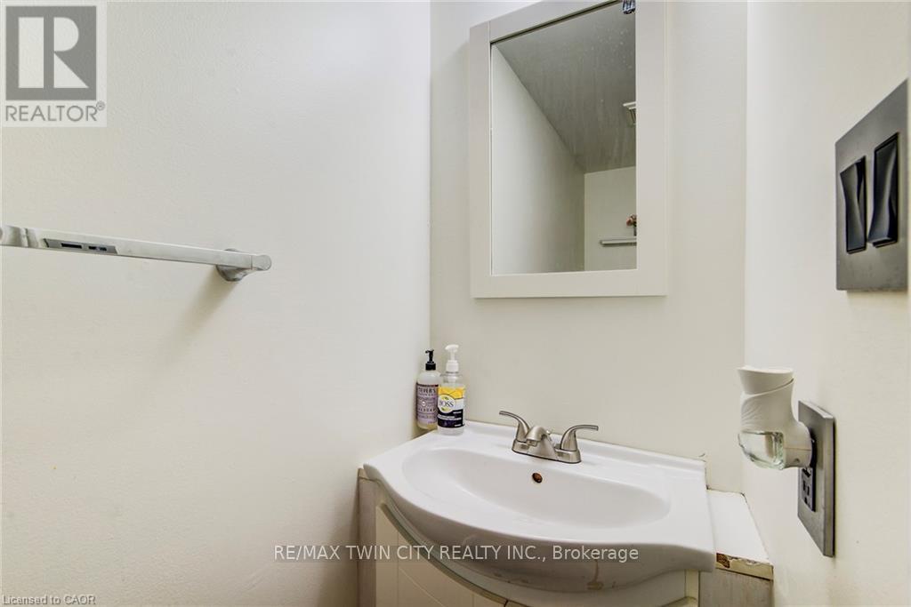 27 - 15 GREEN VALLEY DRIVE, Kitchener, Ontario, N2P1K7 — Photo 5