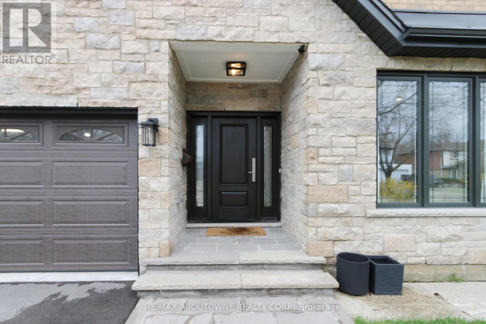 3301 NADINE CRESCENT, Mississauga (Mississauga Valleys), Ontario, L5A3L4 — Photo 2