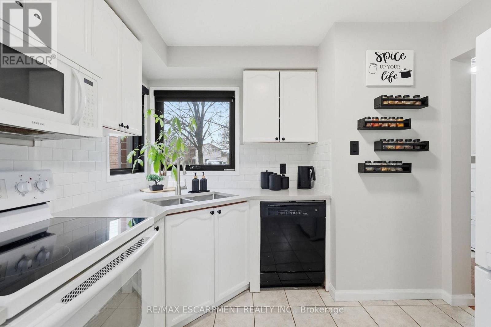 6 WOODCROFT CRESCENT, Hamilton (Waterdown), Ontario, L8B0H1 — Photo 5