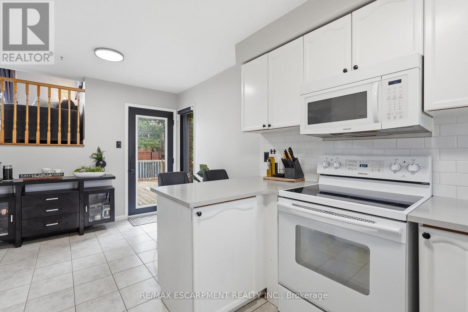 6 WOODCROFT CRESCENT, Hamilton (Waterdown), Ontario, L8B0H1 — Photo 8