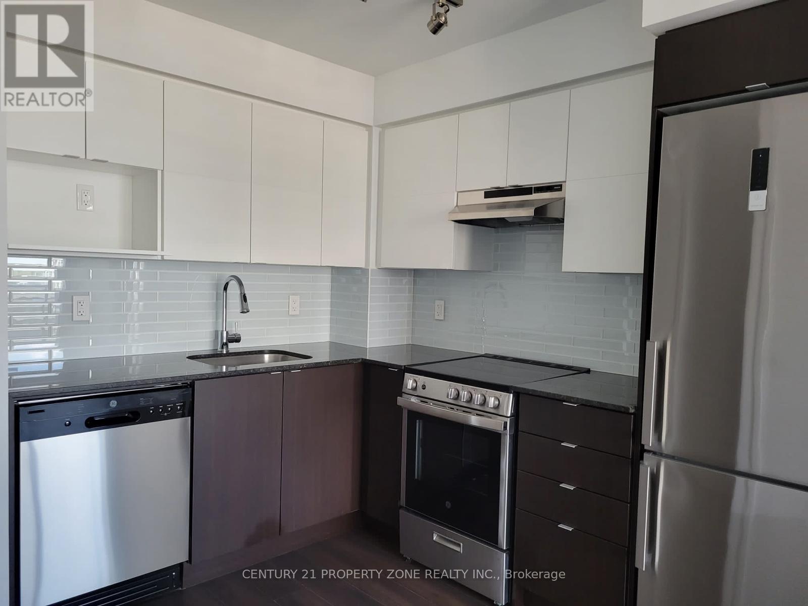 820 - 120 VARNA DRIVE, Toronto (Englemount-Lawrence), Ontario, M6A0B3 — Photo 3