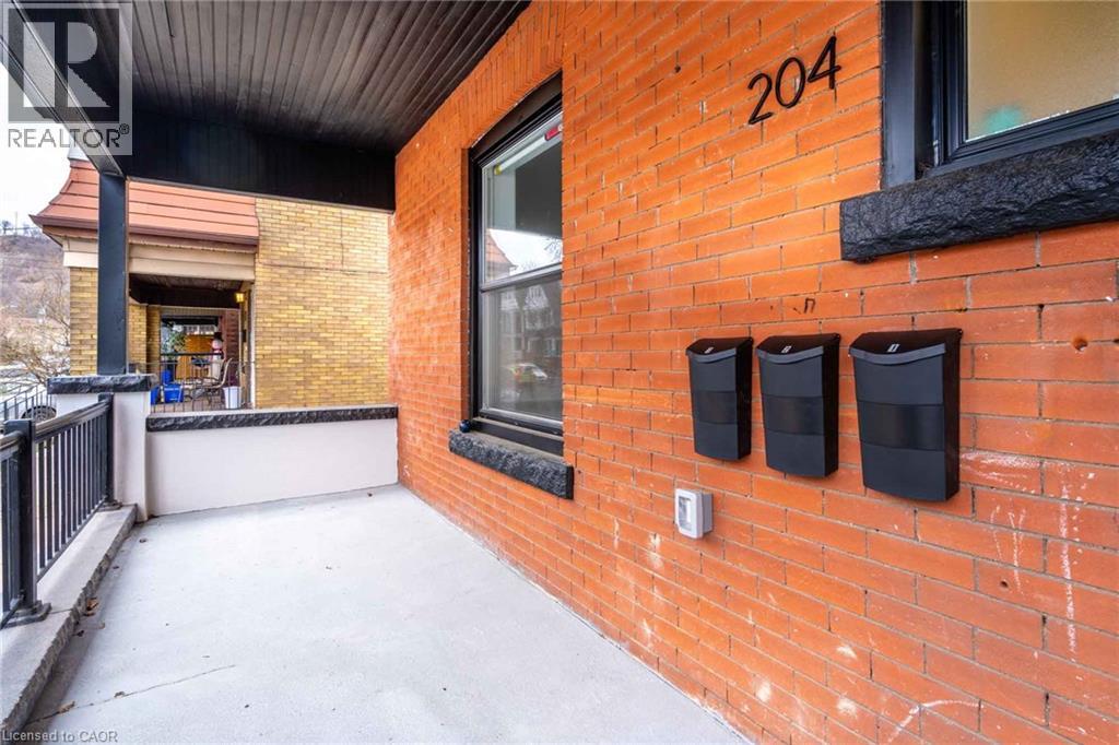 204 BALSAM Avenue S, Hamilton, Ontario, L8M3B8 — Photo 2