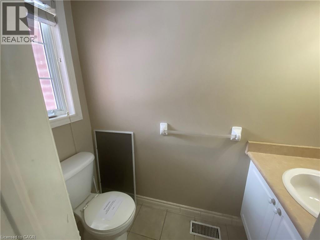 182 KINGSWOOD Drive, Kitchener, Ontario, N2E1S9 — Photo 4