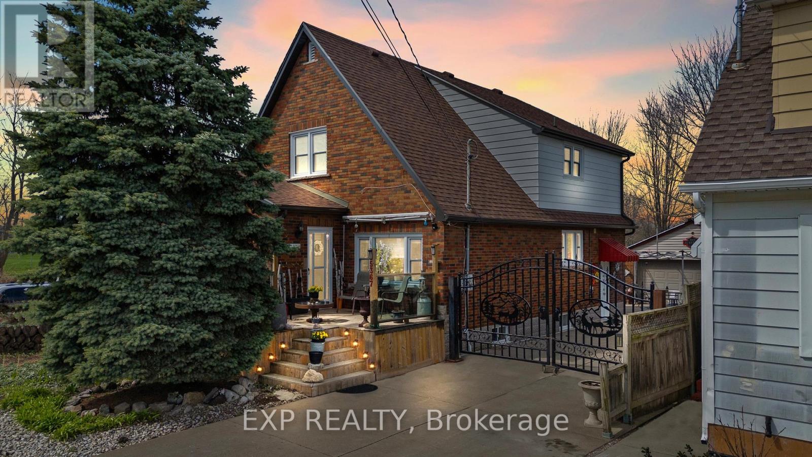 5367 KITCHENER STREET, Niagara Falls (Clifton Hill), Ontario, L2G1B6 — Photo 2