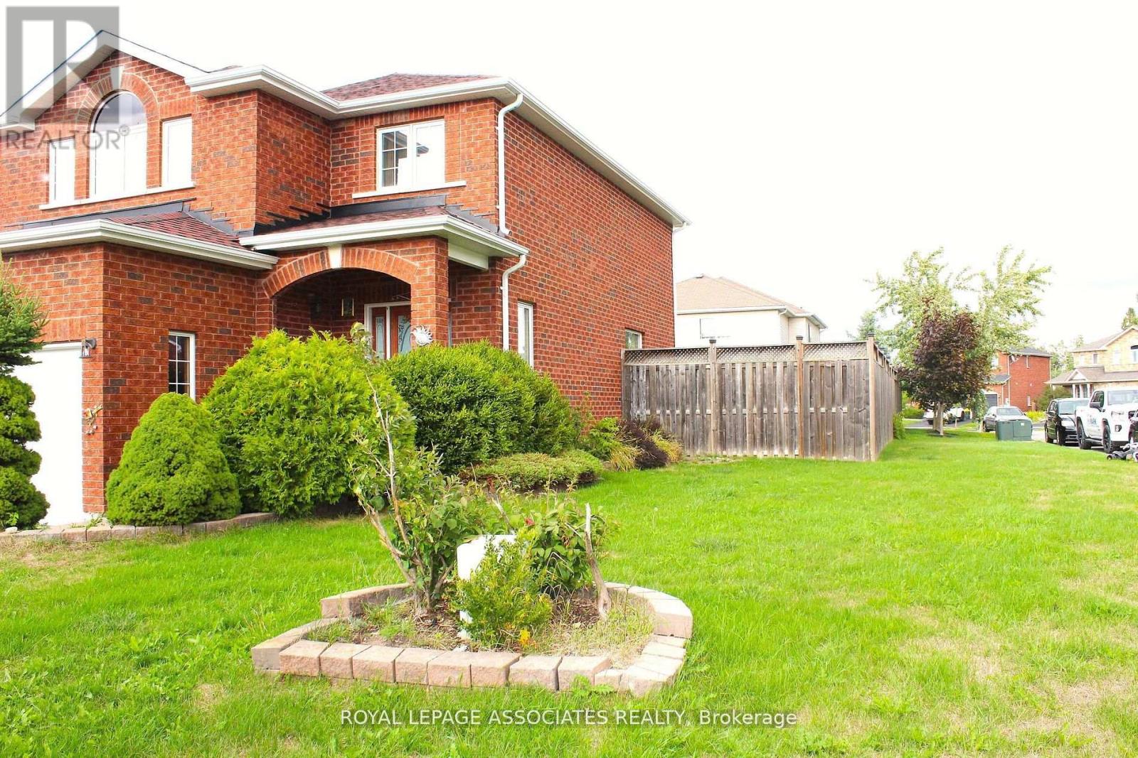 90 SWEETNAM DRIVE, Kawartha Lakes (Lindsay), Ontario, K9V4R2 — Photo 2