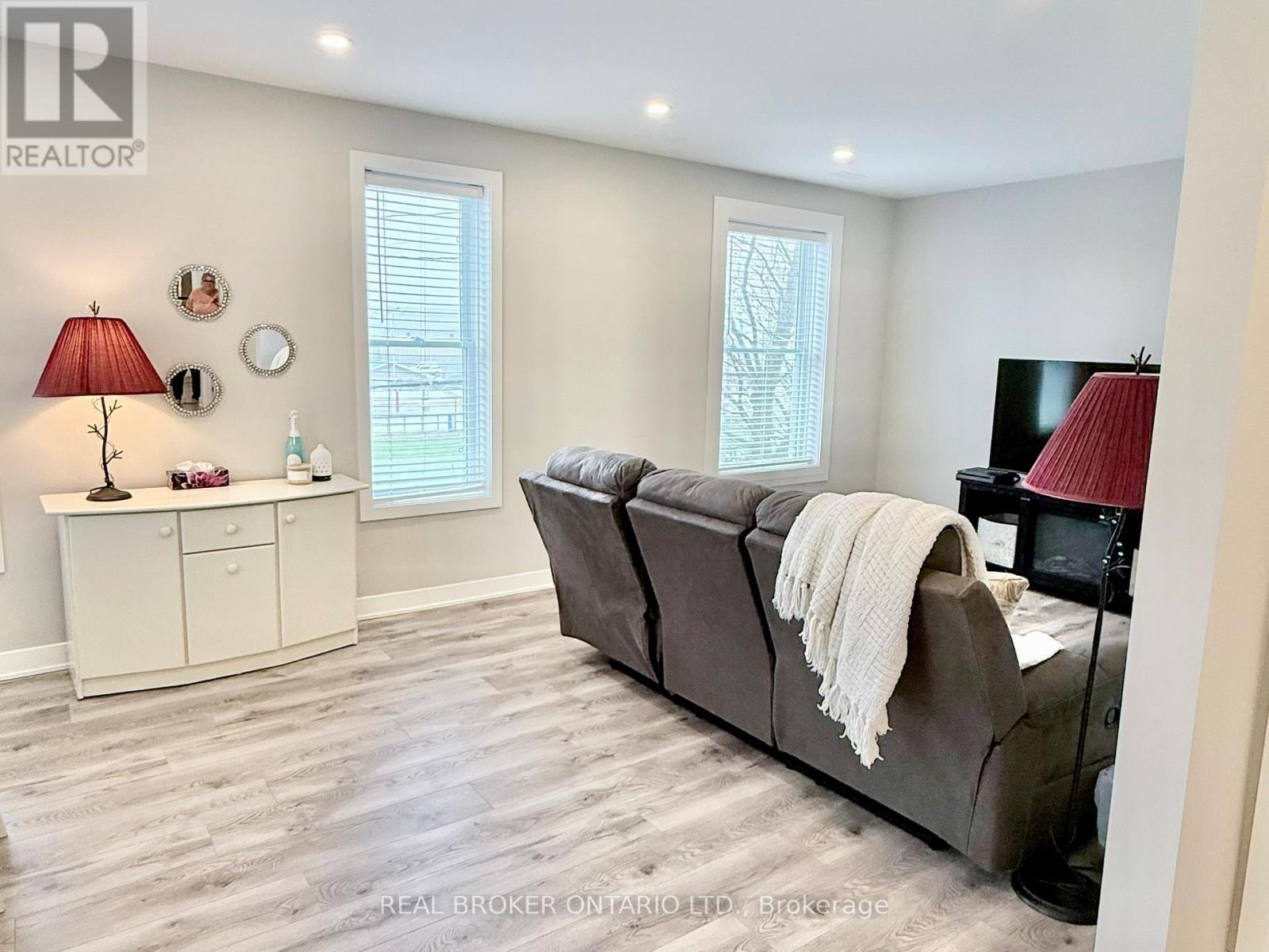 B - 143 ELMSLEY STREET N, Smiths Falls, Ontario, K7A2H6 — Photo 12