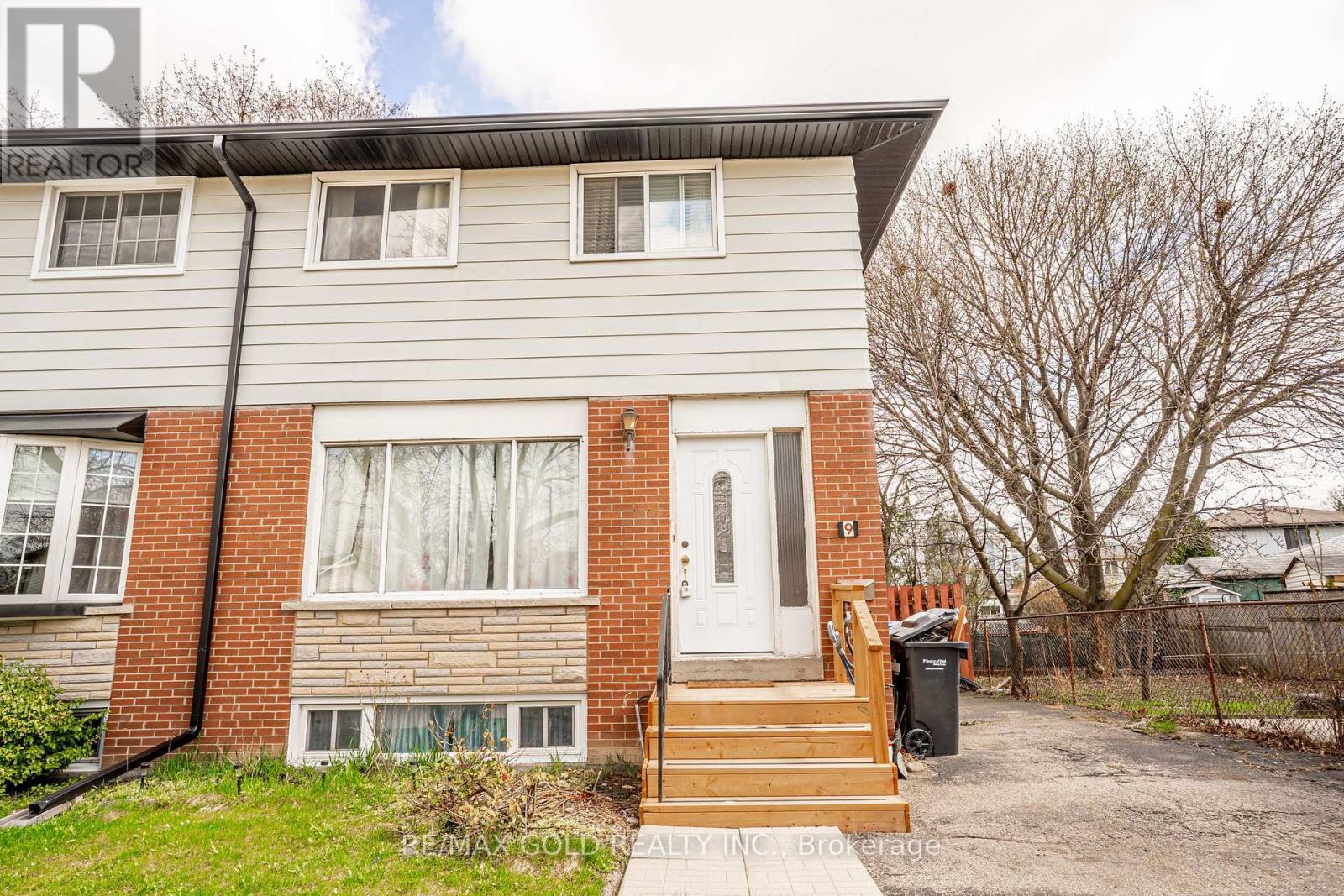 9 MORDON COURT, Brampton (Madoc), Ontario, L6V2B5 — Photo 4