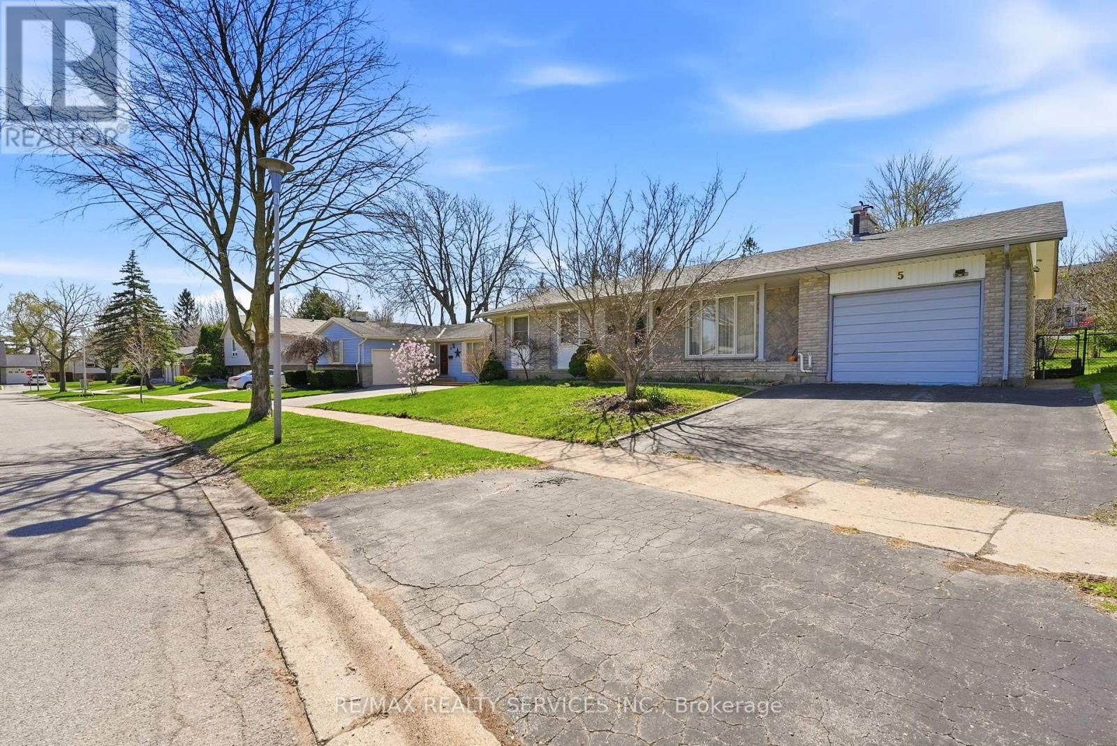 5 CHAUCER ROAD, London South (South M), Ontario, N6K1V2 — Photo 2