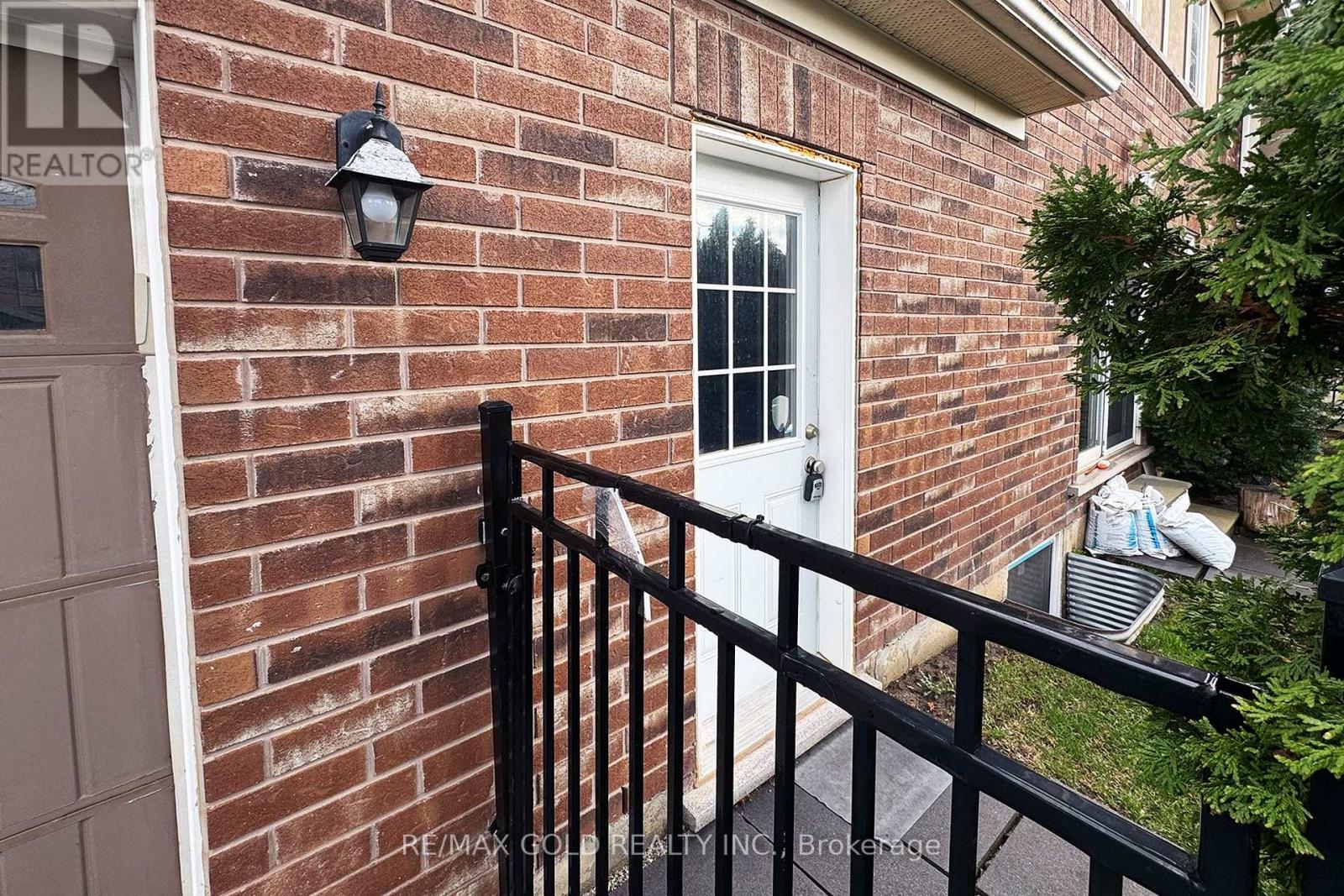 27 DULVERTON DRIVE, Brampton (Northwest Brampton), Ontario, L7A0P3 — Photo 3