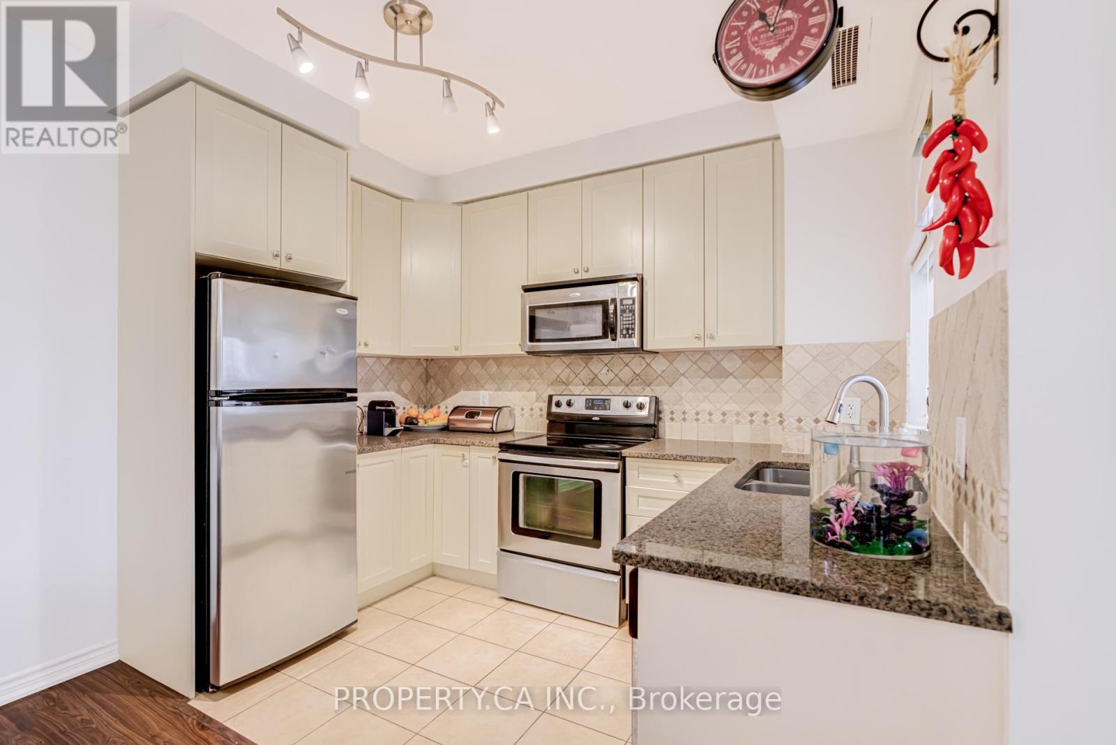 305 - 9235 JANE STREET, Vaughan (Maple), Ontario, L6A0J8 — Photo 16