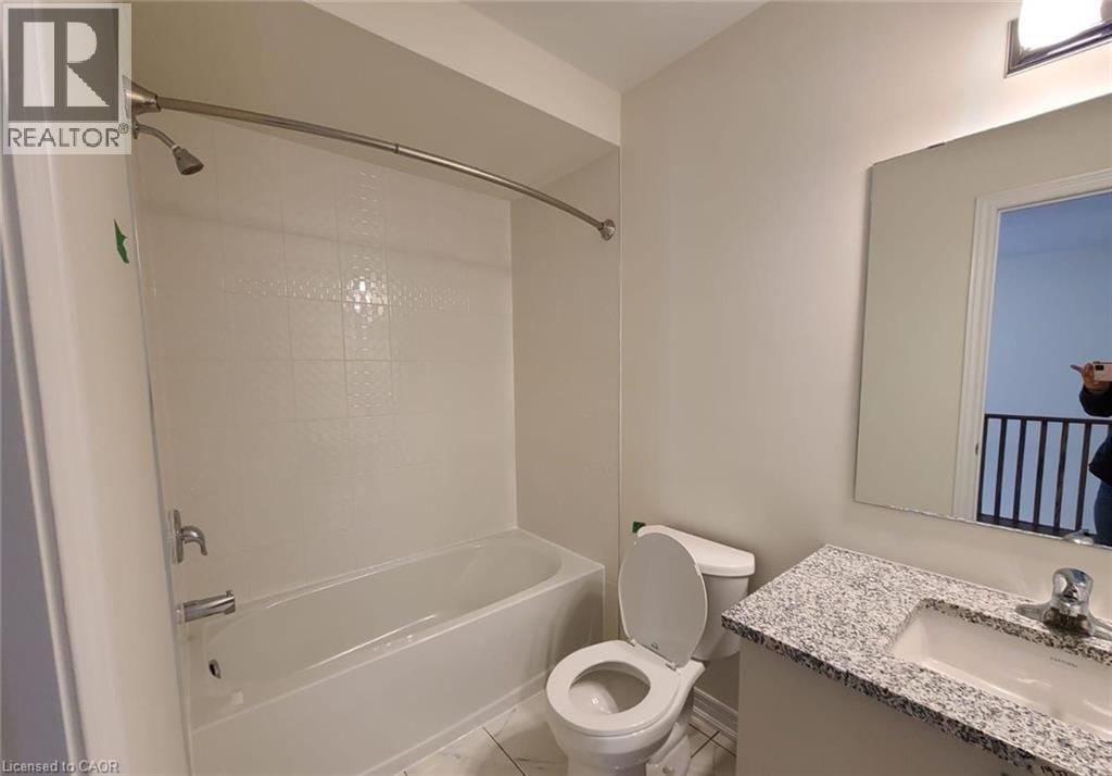 130 ICE PALACE Crescent, Oshawa, Ontario, L1L0G9 — Photo 8