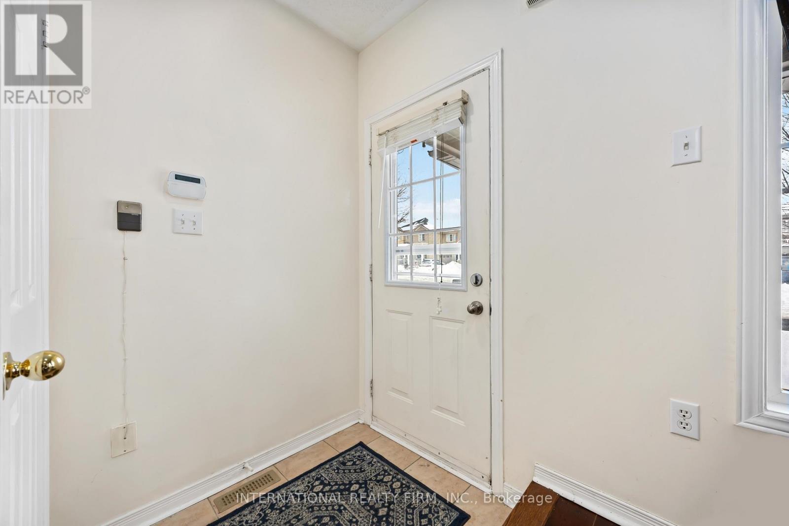 340 FLAGSTONE WAY, Newmarket (Woodland Hill), Ontario, L3X2R8 — Photo 2