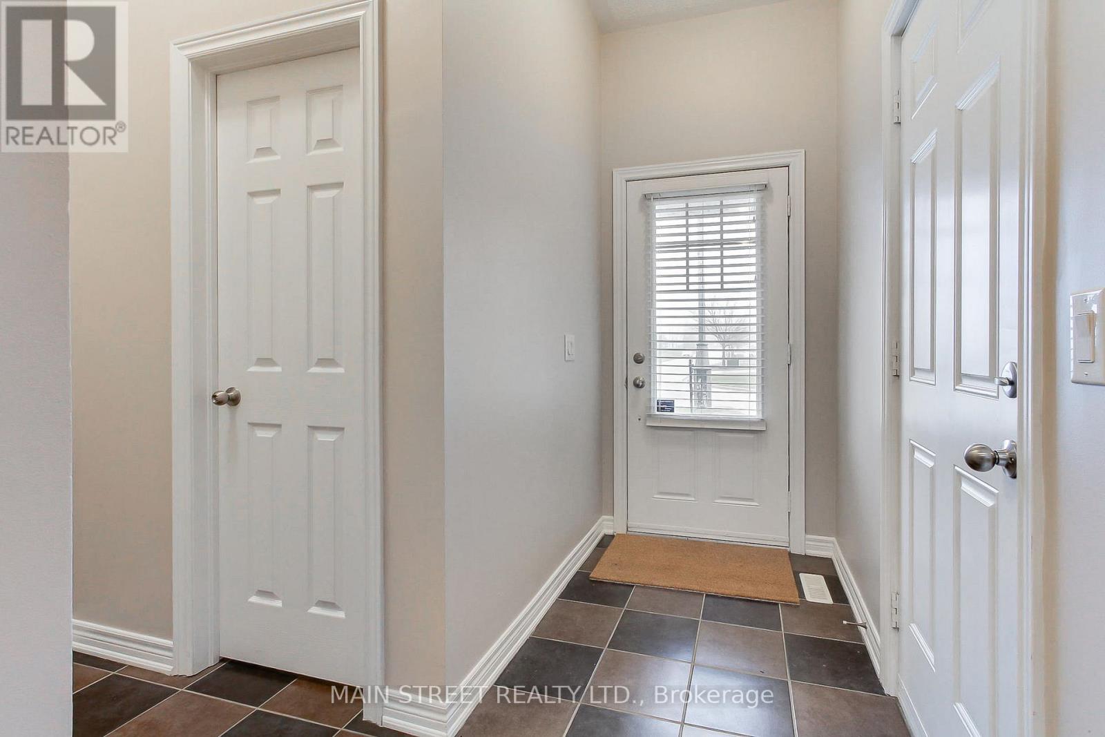 42 COURTLAND CRESCENT, Newmarket (Woodland Hill), Ontario, L9N0A9 — Photo 2