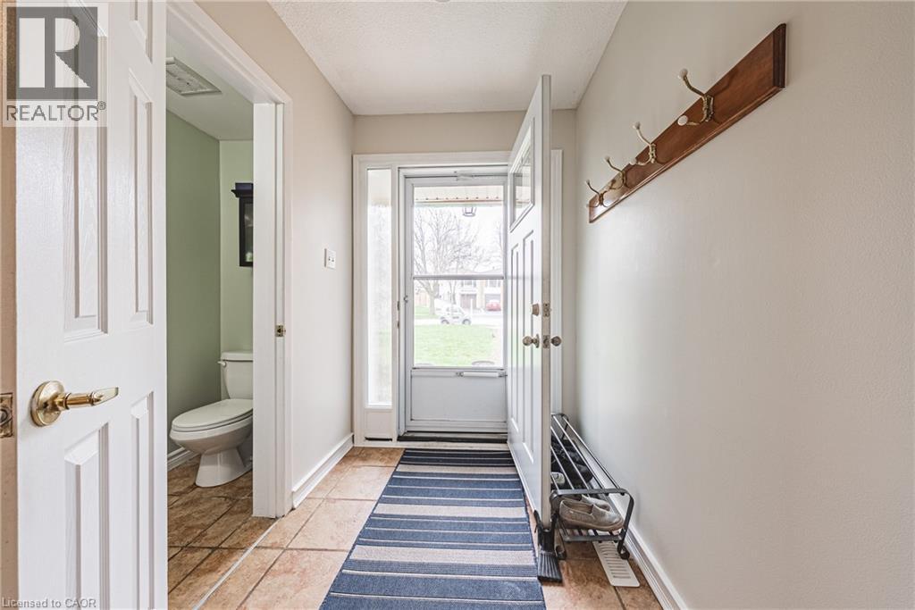 1576 NEWLANDS Crescent Unit# 60, Burlington, Ontario, L7M1V6 — Photo 4