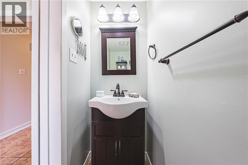 1576 NEWLANDS Crescent Unit# 60, Burlington, Ontario, L7M1V6 — Photo 6