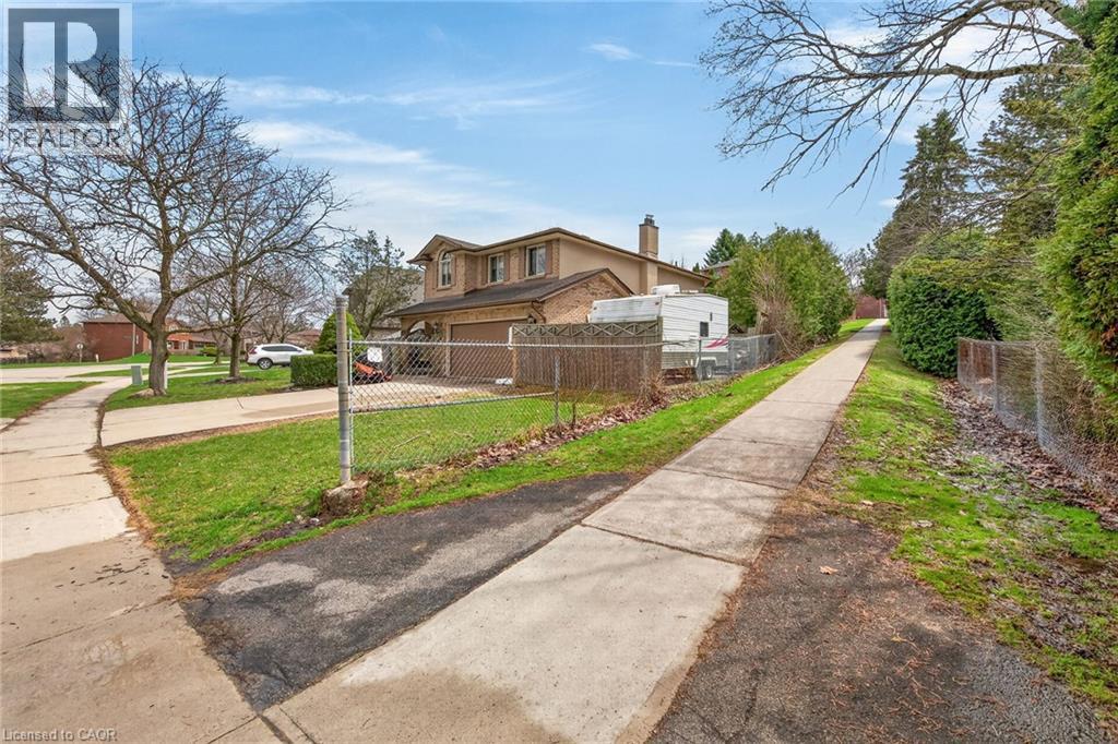 249 LLOYMINN Avenue, Ancaster, Ontario, L9G4C4 — Photo 3