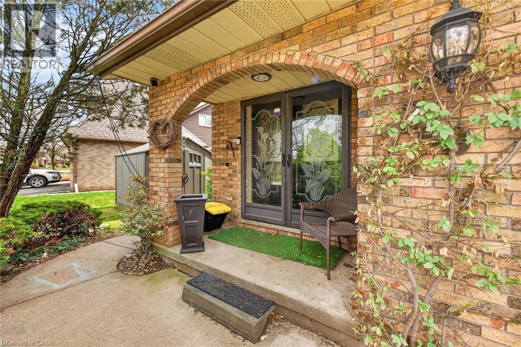 249 LLOYMINN Avenue, Ancaster, Ontario, L9G4C4 — Photo 4