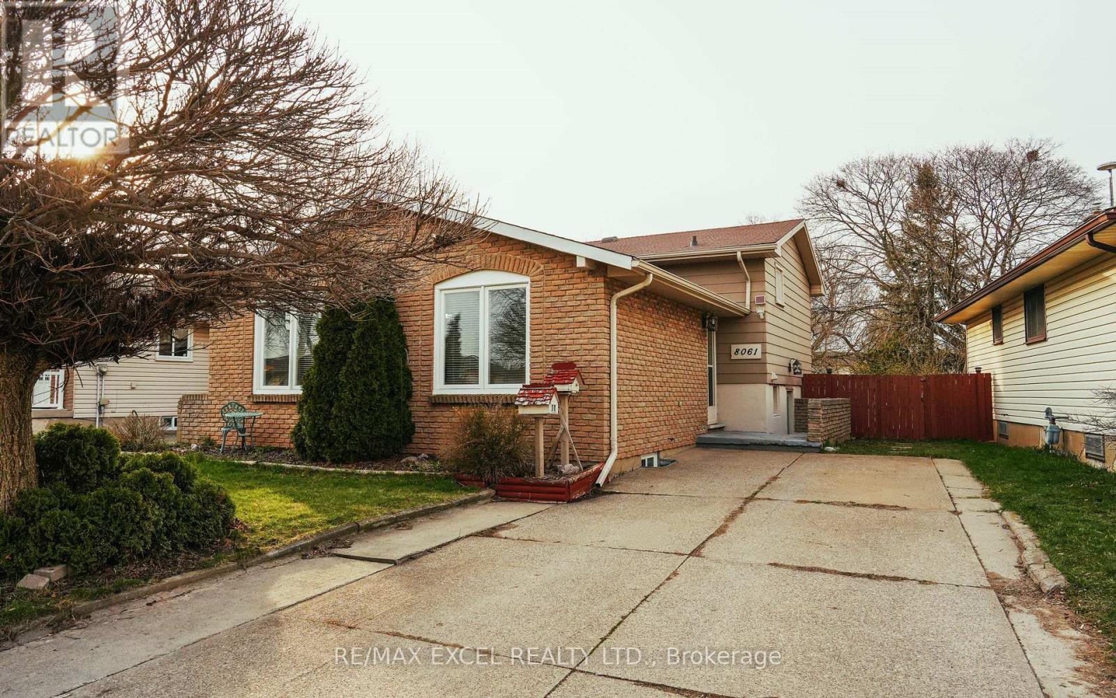 8061 PADDOCK TRAIL DRIVE, Niagara Falls (Ascot), Ontario, L2H1W8 — Photo 2
