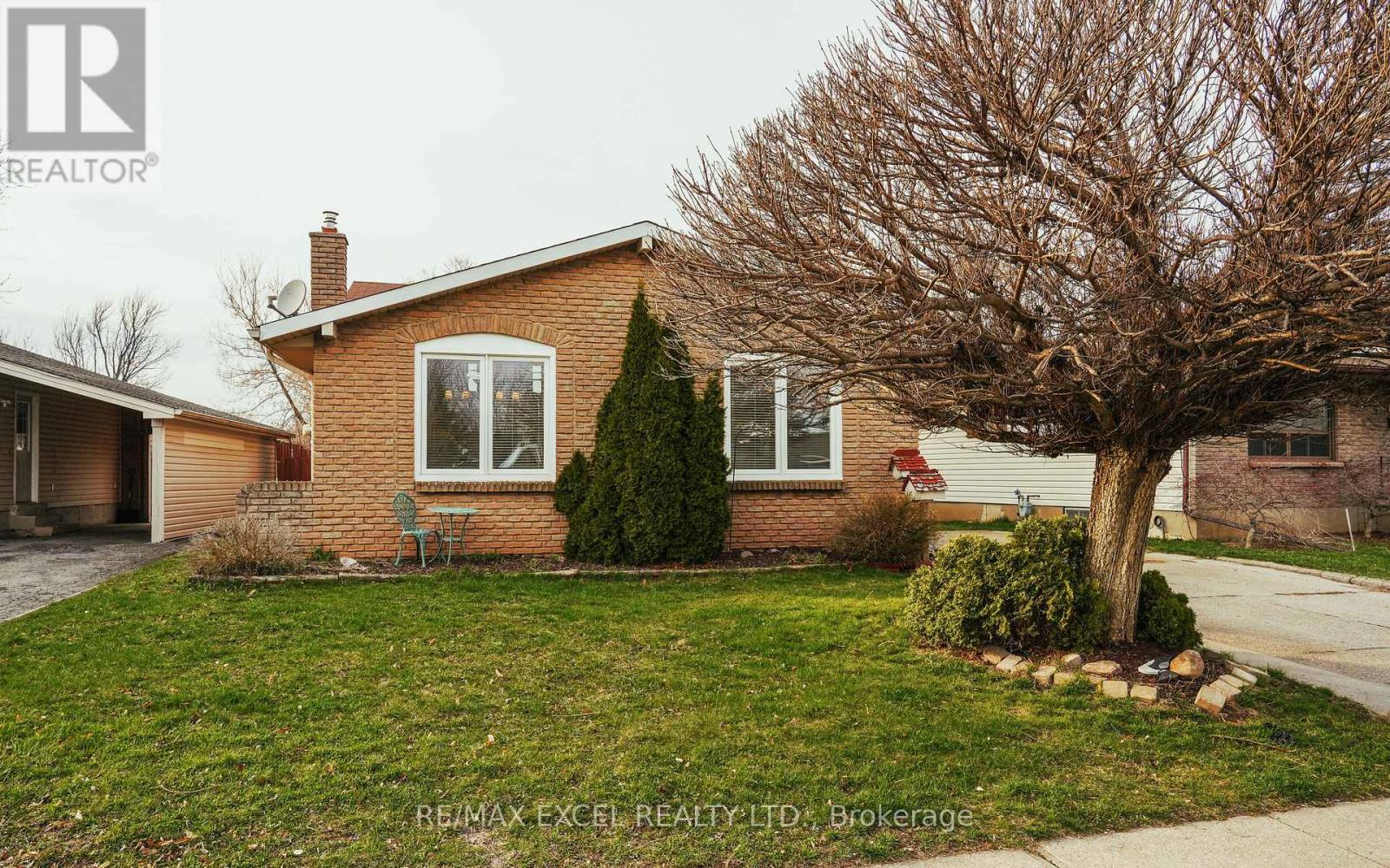 8061 PADDOCK TRAIL DRIVE, Niagara Falls (Ascot), Ontario, L2H1W8 — Photo 3