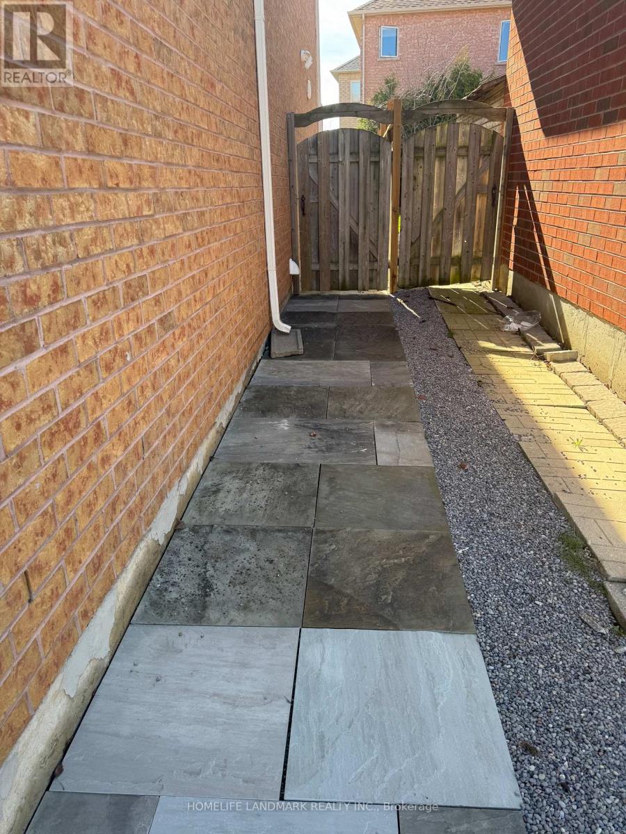 71 HOLLY DR DRIVE, Richmond Hill (Rouge Woods), Ontario, L4S2S4 — Photo 2