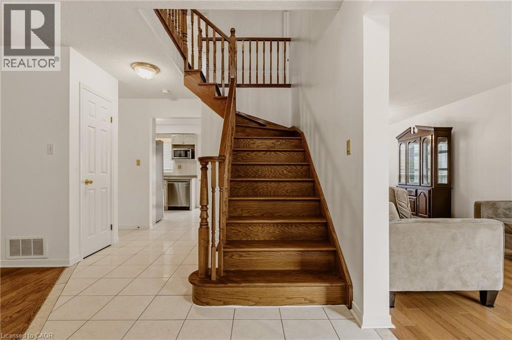 90 LYNNETTE Drive, Hamilton, Ontario, L9B2M5 — Photo 9