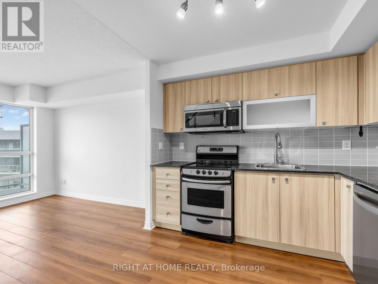 318 - 2015 SHEPPARD AVENUE E, Toronto (Henry Farm), Ontario, M2J0B3 — Photo 5