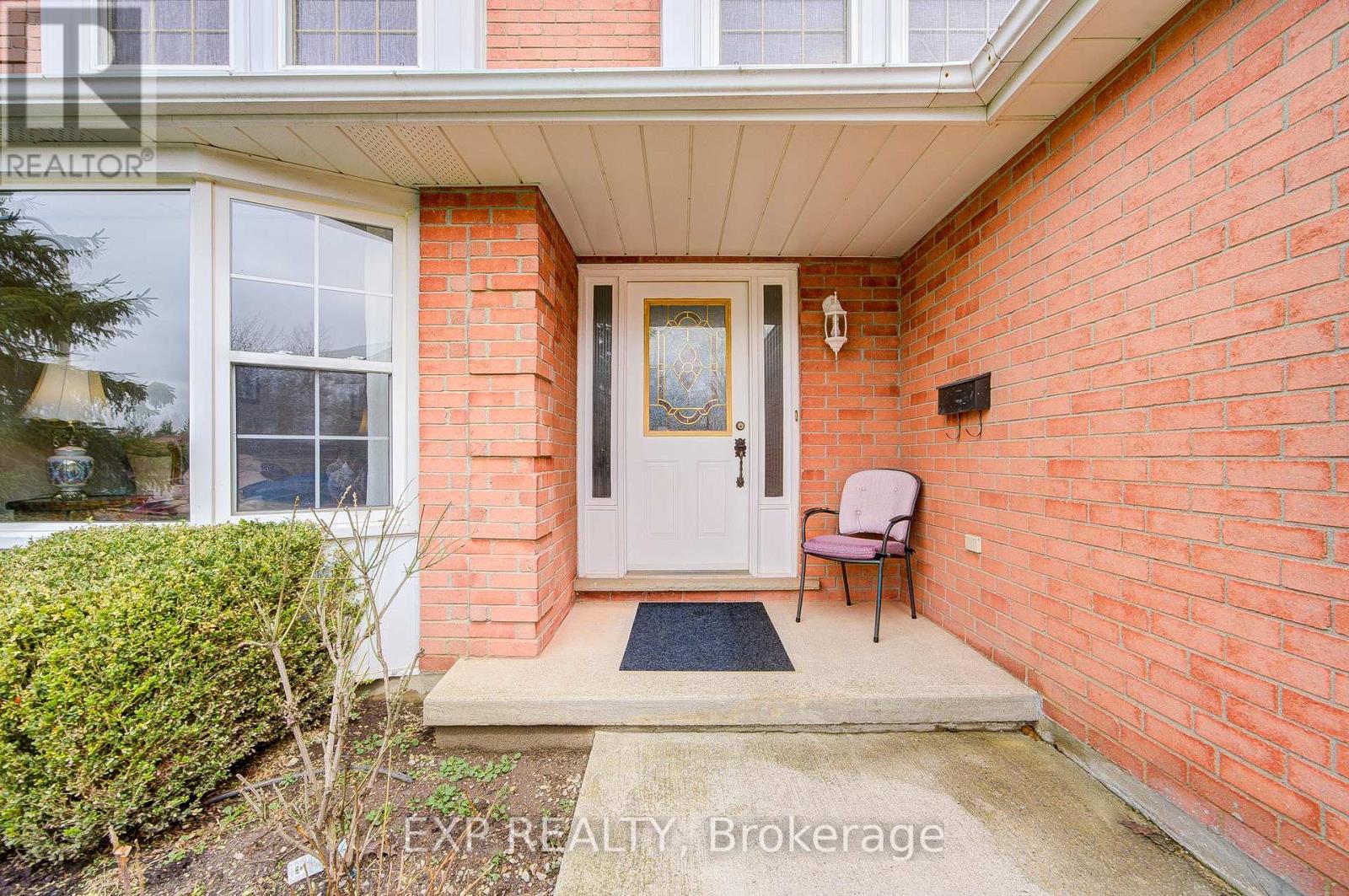 207 STOKE DRIVE, Kitchener, Ontario, N2N2C3 — Photo 2