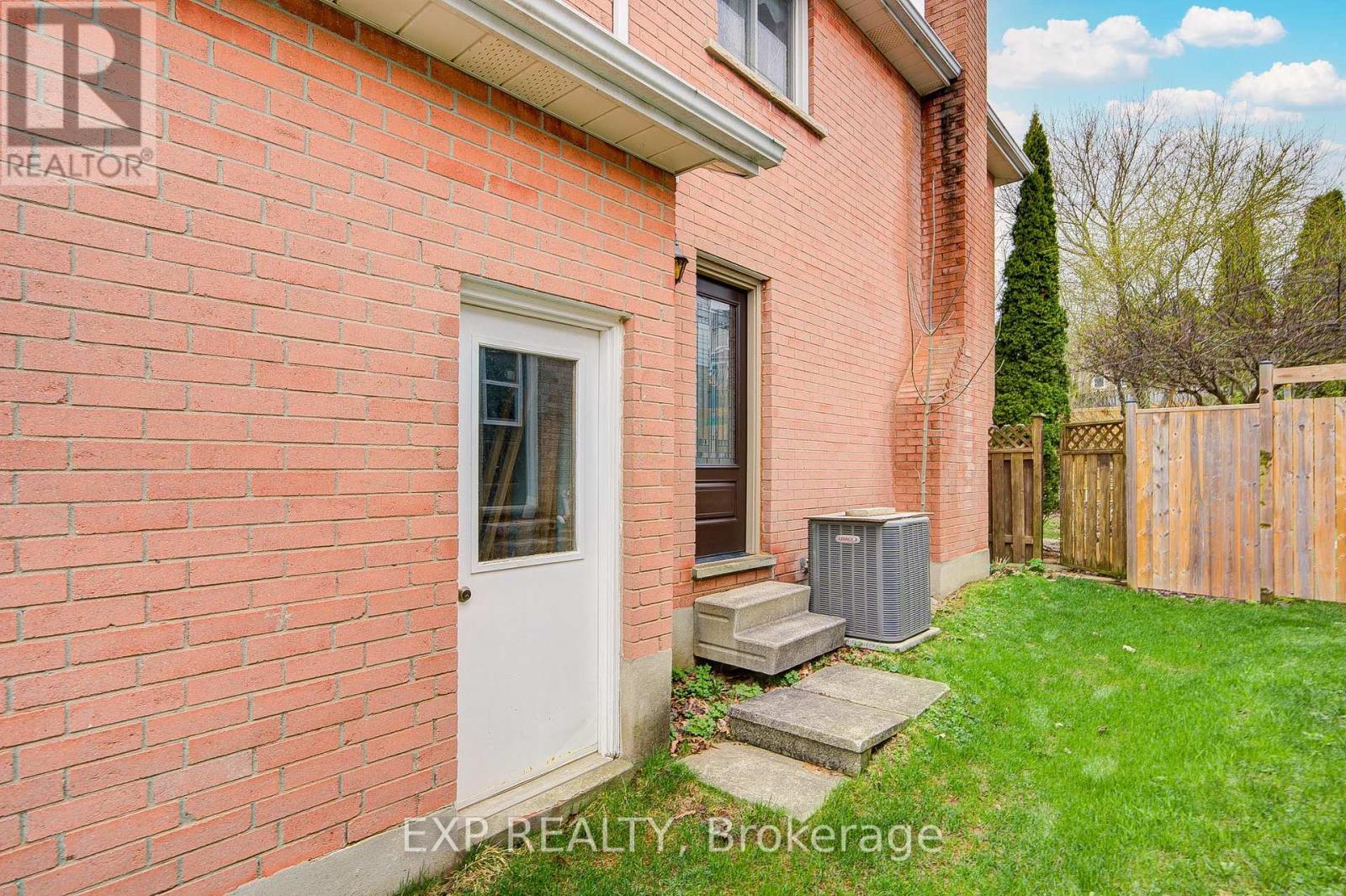 207 STOKE DRIVE, Kitchener, Ontario, N2N2C3 — Photo 3