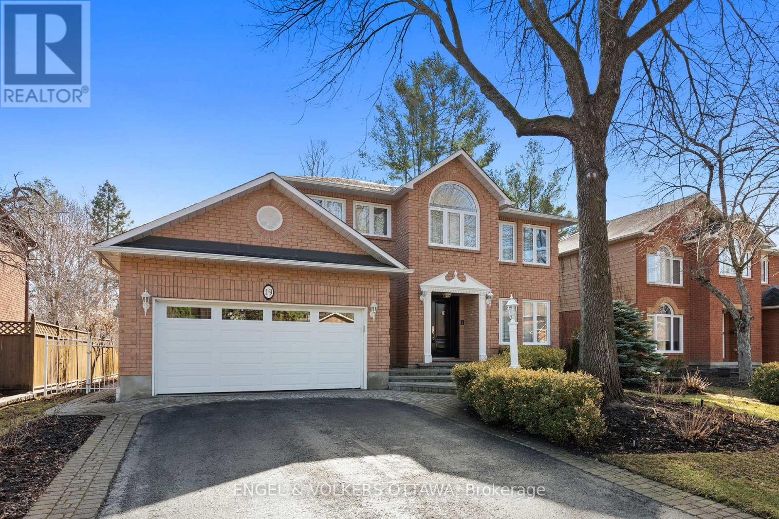 19 KIMMINS COURT, Ottawa, Ontario, K2K2M4 — Photo 2