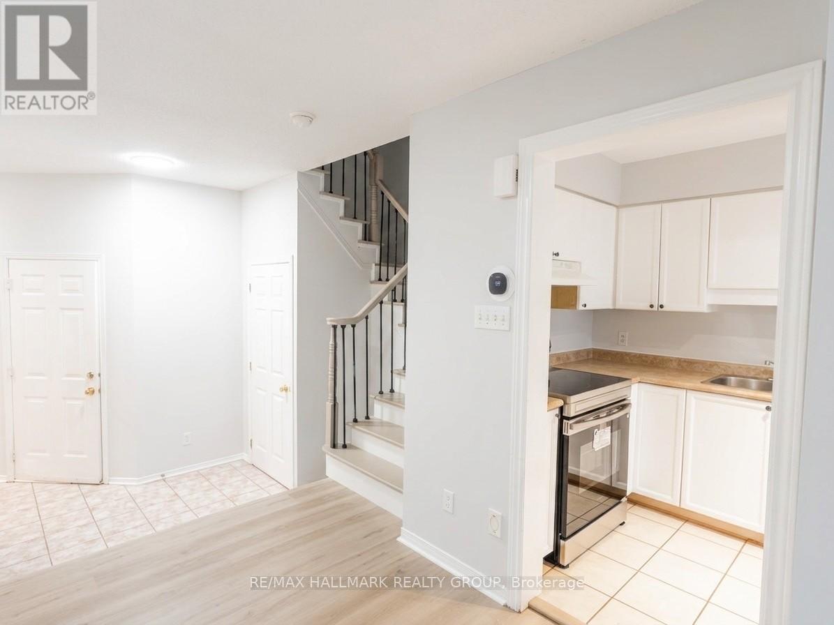 95 HEMLO CRESCENT, Ottawa, Ontario, K2T1E1 — Photo 3