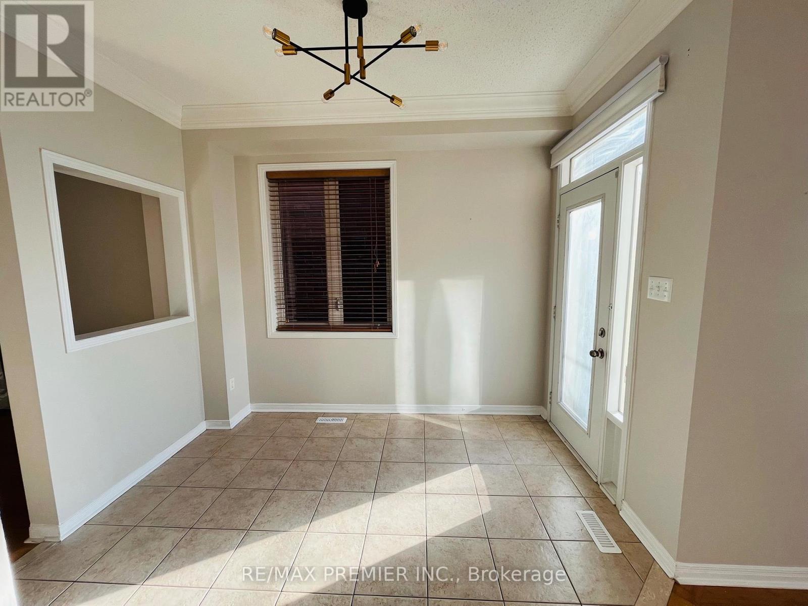 111 CATALPA CRESCENT, Vaughan (Patterson), Ontario, L6A0R5 — Photo 2