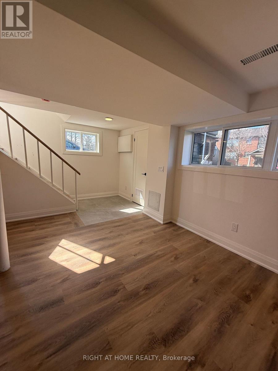 1B - 15 ARROWSMITH AVENUE, Toronto (Brookhaven-Amesbury), Ontario, M6M2W8 — Photo 3