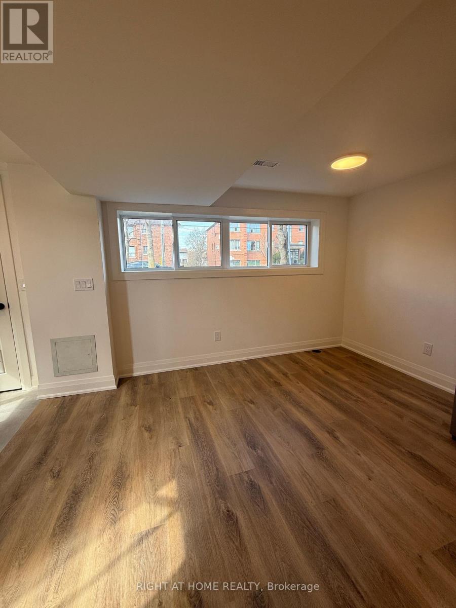 1B - 15 ARROWSMITH AVENUE, Toronto (Brookhaven-Amesbury), Ontario, M6M2W8 — Photo 8