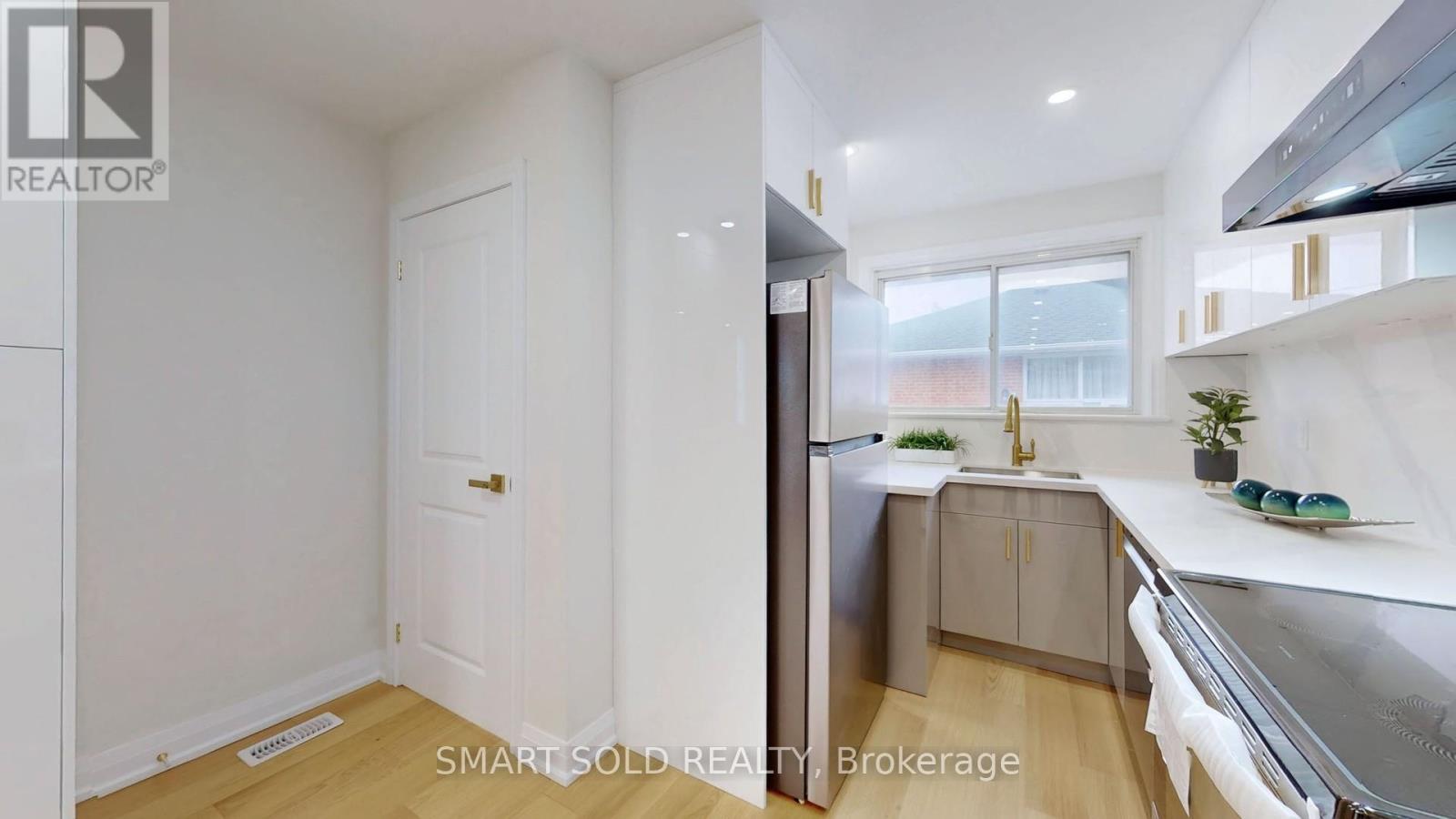 439 FERNLEIGH CIRCLE N, Richmond Hill (Crosby), Ontario, L4C1E5 — Photo 6