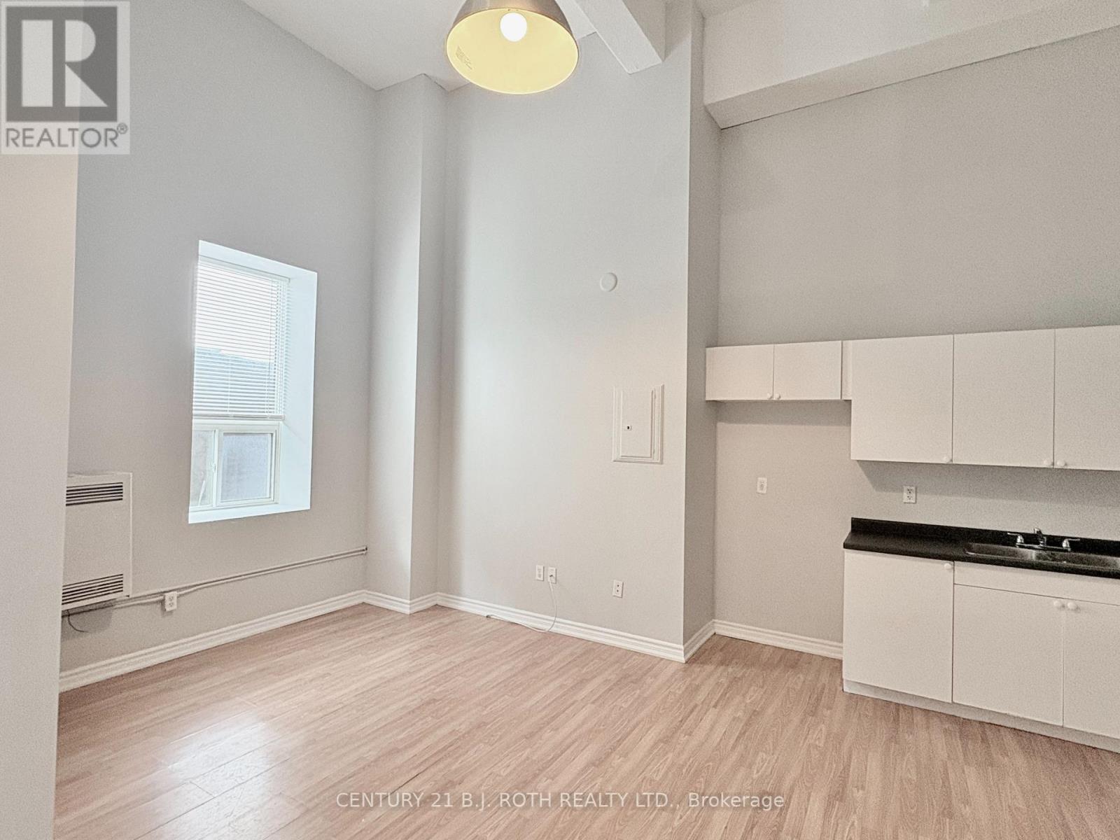 205 - 19 DUNLOP STREET W, Barrie (City Centre), Ontario, L4N1A1 — Photo 3