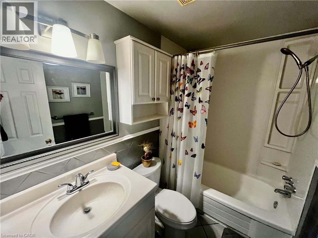 58 ENFIELD Crescent, Brantford, Ontario, N3P1B2 — Photo 11