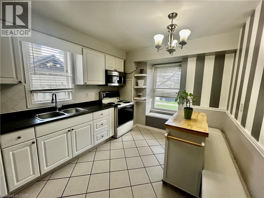 58 ENFIELD Crescent, Brantford, Ontario, N3P1B2 — Photo 3