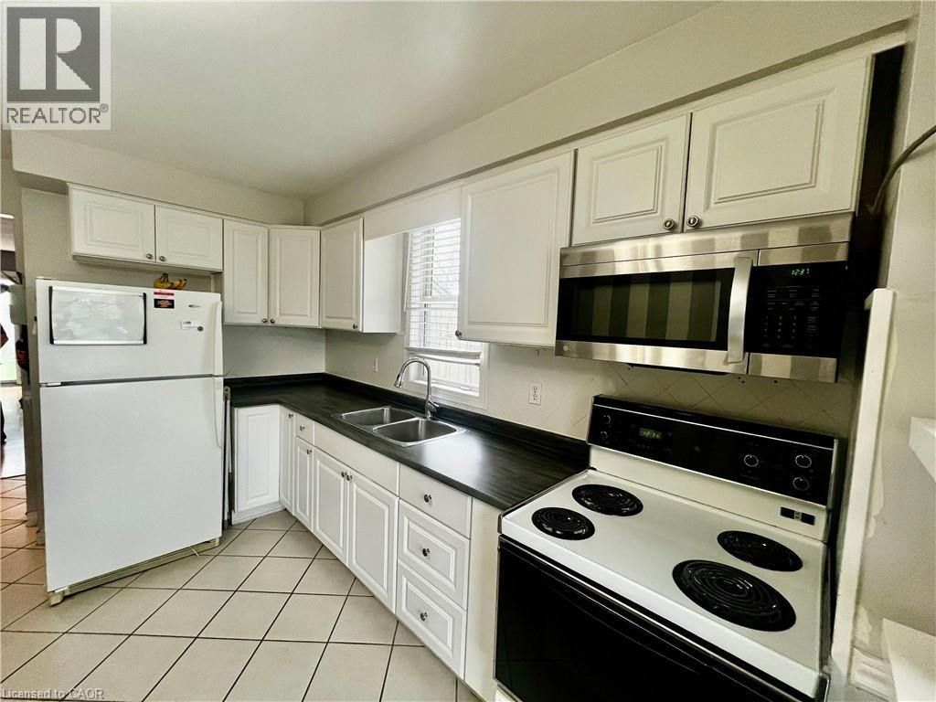 58 ENFIELD Crescent, Brantford, Ontario, N3P1B2 — Photo 4