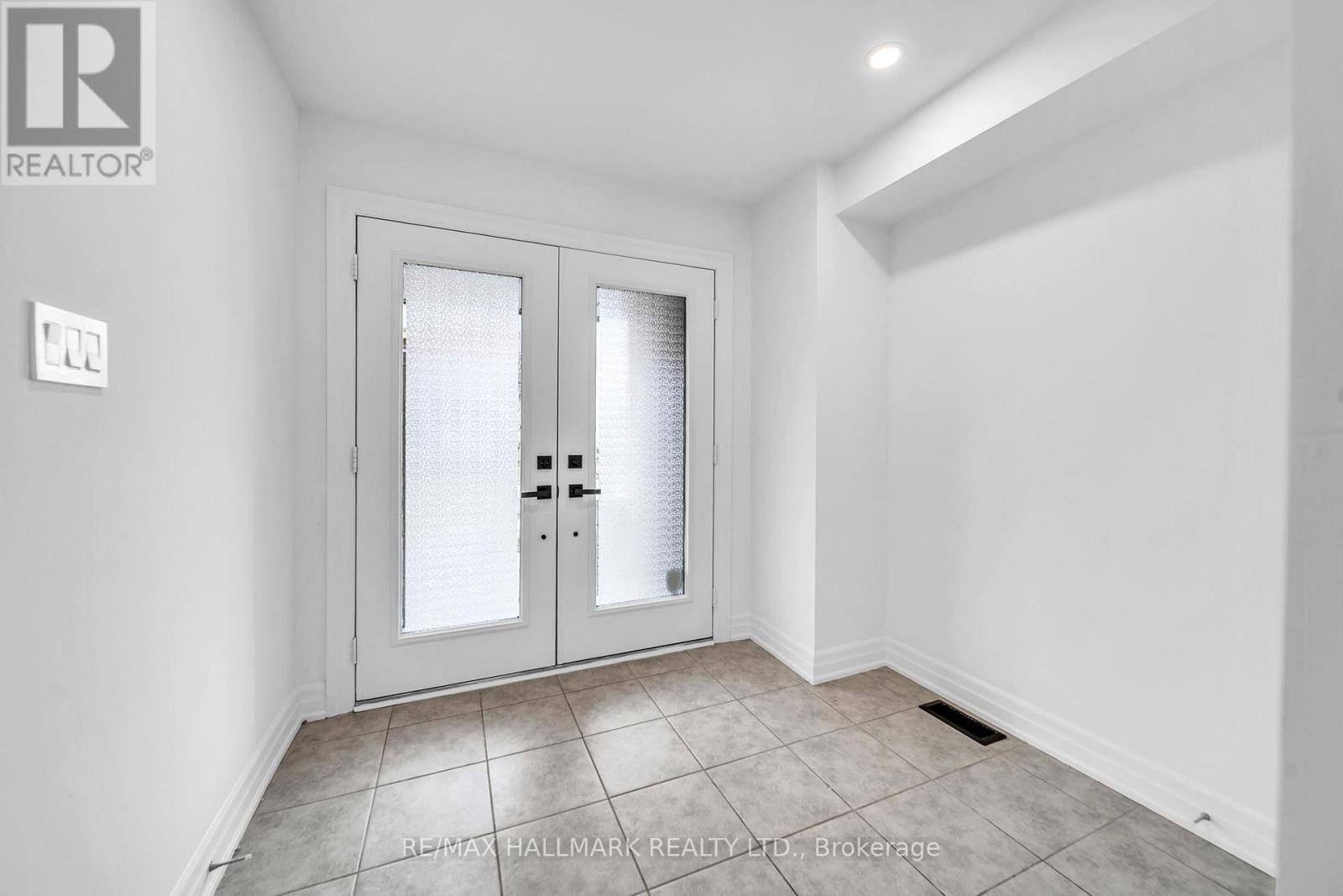 52 ALLURE STREET, Newmarket (Woodland Hill), Ontario, L3X0L2 — Photo 3