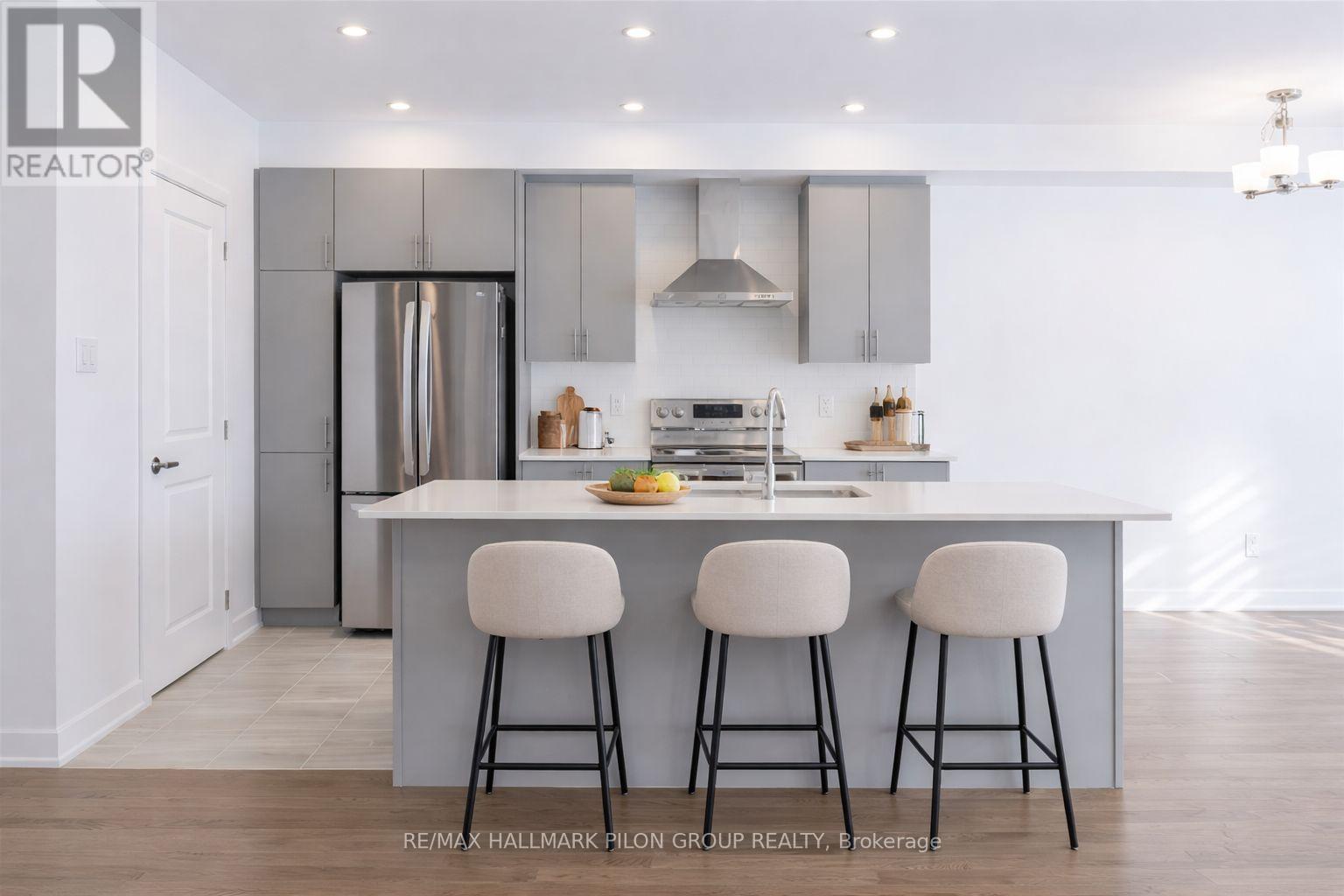 327 BROADRIDGE CRESCENT, Ottawa, Ontario, K1W0L9 — Photo 2