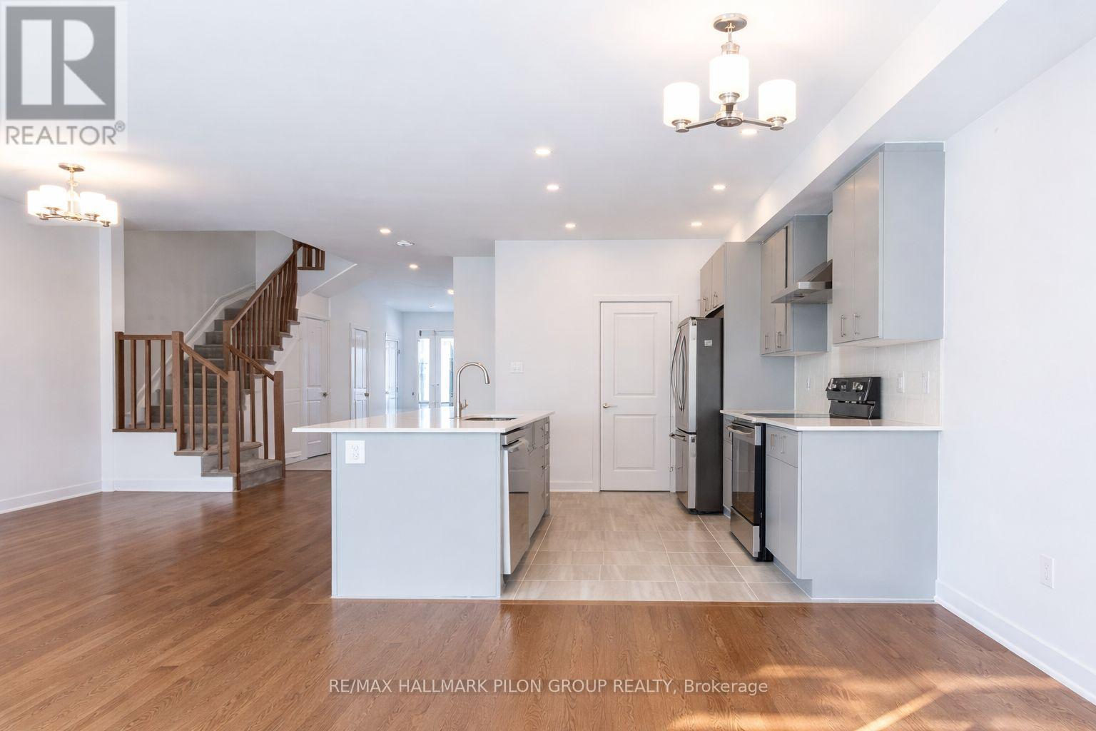 327 BROADRIDGE CRESCENT, Ottawa, Ontario, K1W0L9 — Photo 4